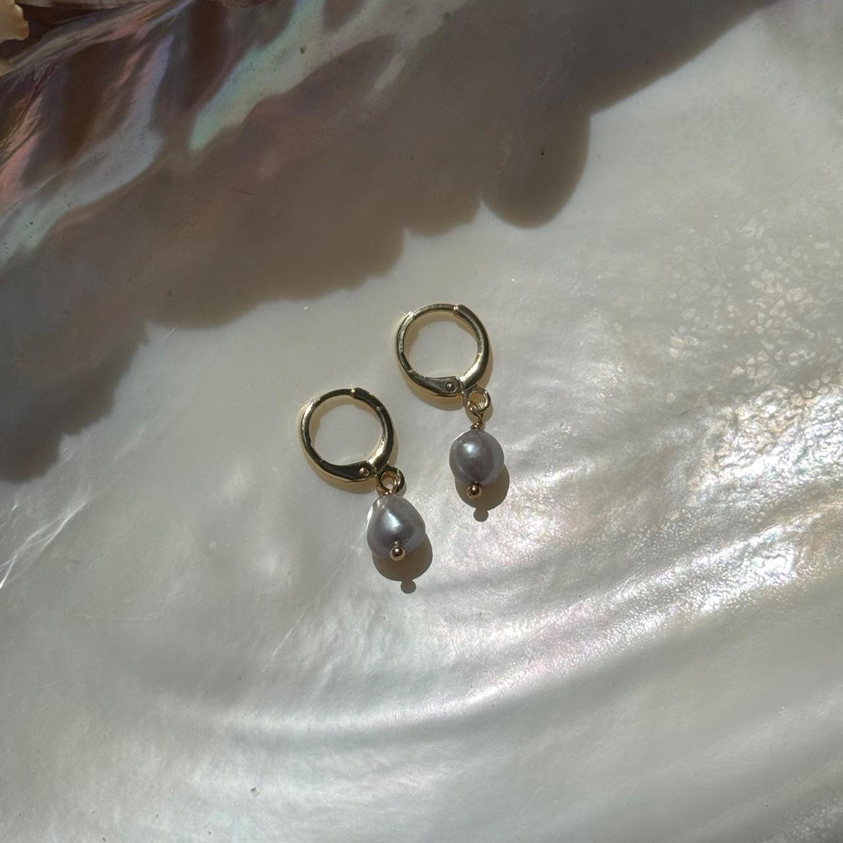 Gray freshwater pearl huggie earrings in 18K gold-plated stainless steel